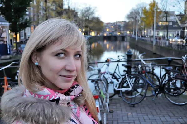 Avrupa kız mavi saat (akşam) Bisiklet arasında Amsterdam kanal yakınındaki pembe ceket