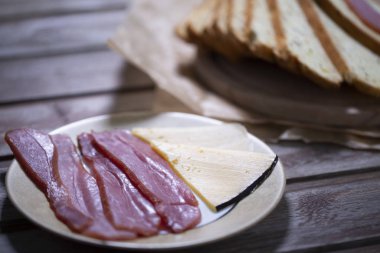 Ahşap arka planda et, peynir ve ekmek