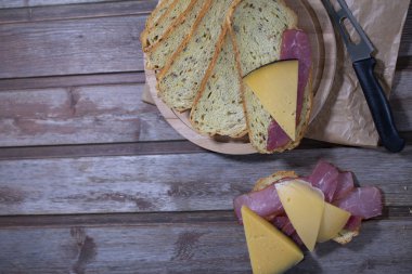 Ahşap arka planda et, peynir ve ekmek