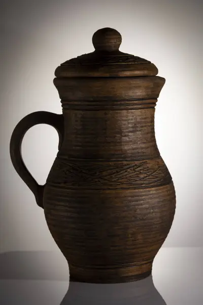 Kil sürahi beyaz zemin üzerine