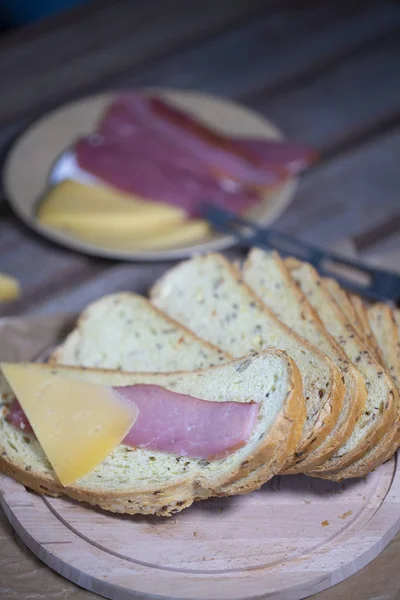 Ahşap arka planda et, peynir ve ekmek