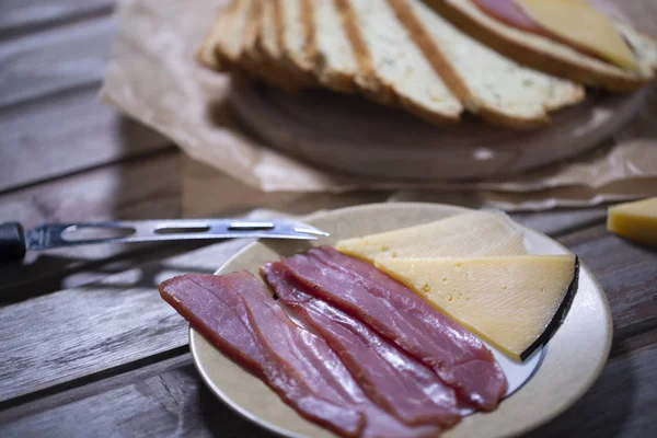Ahşap arka planda et, peynir ve ekmek