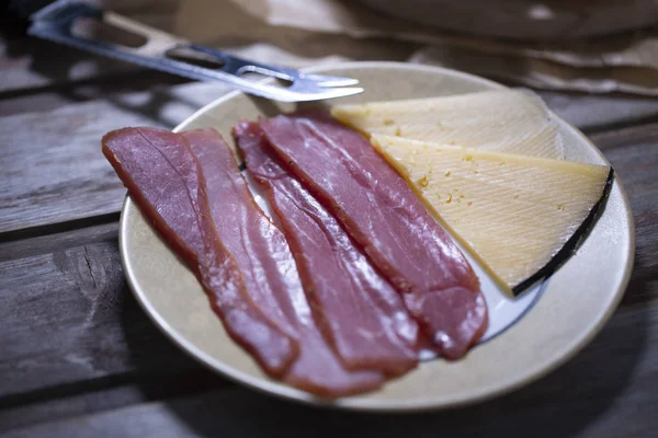 Ahşap arka planda et, peynir ve ekmek