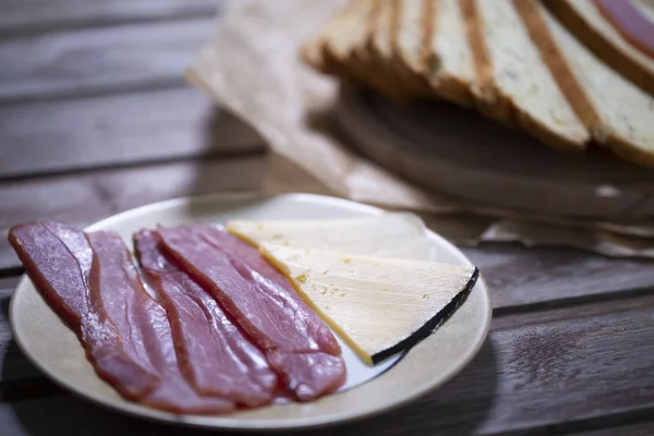 Ahşap arka planda et, peynir ve ekmek