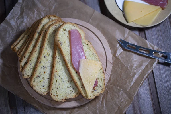 Ahşap arka planda et, peynir ve ekmek