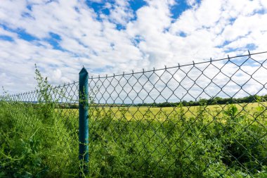 Çayır çit arkasında