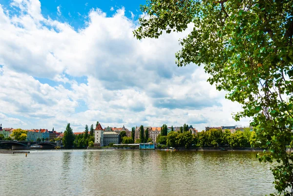 Nehir üzerinde Prag