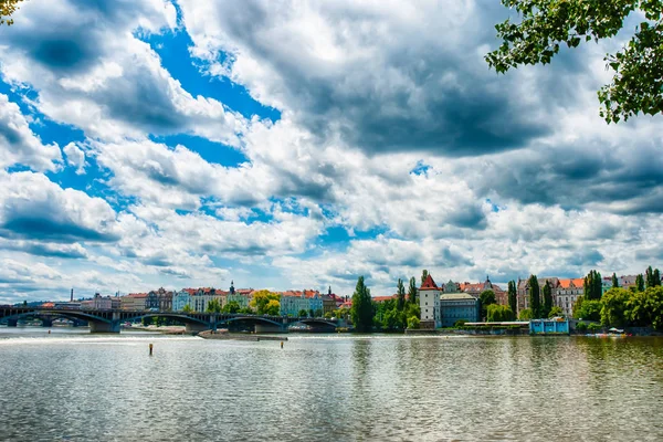 Nehir üzerinde Prag