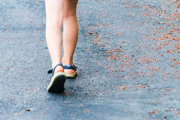 Genç kızın yürüyüş bacaklar 