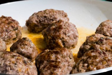 Kıyılmış sığır eti ve domuz eti köfte
