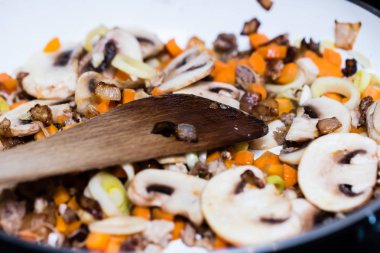 Pişirme pan kavrulmuş sebze