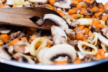 Pişirme pan kavrulmuş sebze