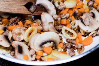 Pişirme pan kavrulmuş sebze