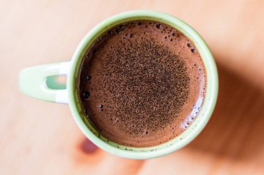 Sade kahve dolu kupa, yukarıdan aşağı görüntüleme