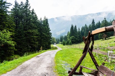 Dağlarda turistik yol