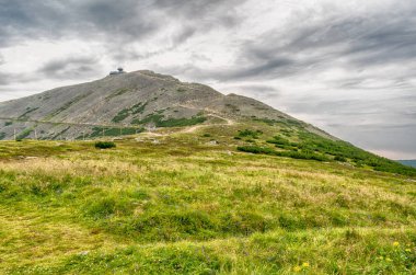Dağ Snezka bulutlu gün yaz