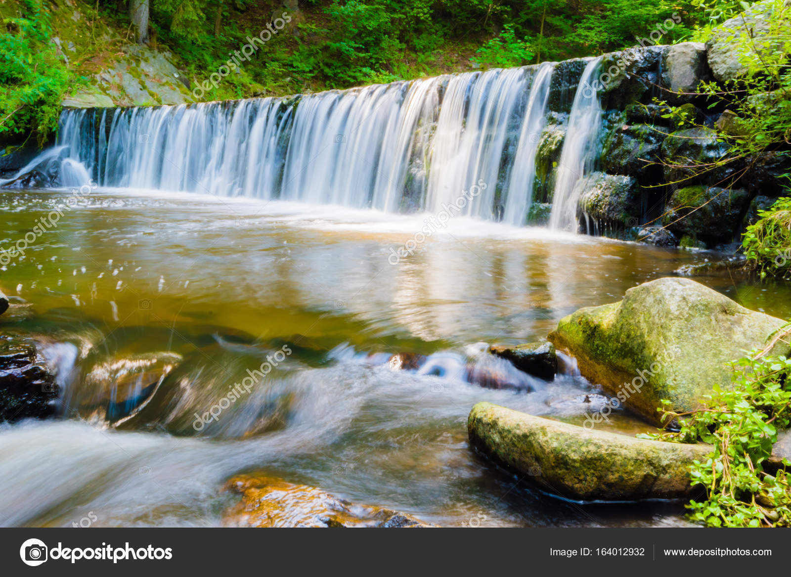 Schöner kleiner Wasserfall auf dem schönen Bach im Wald — Stockfoto