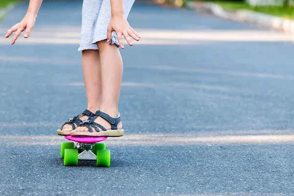 Genç kız kaykay üzerinde sürme