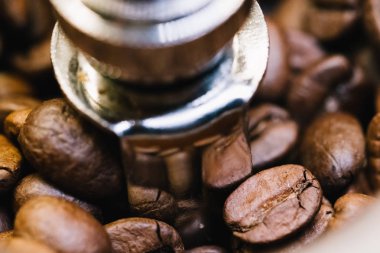 Kahve öğütücüsünde kahve çekirdekleri