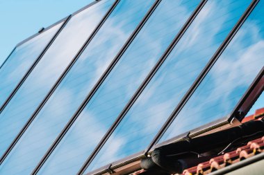 Evin çatısındaki güneş paneli.