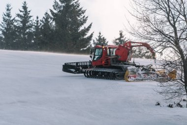 Dağları'nda kışın karda kırmızı snowcat