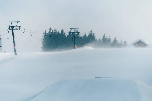 Vento forte no topo da pista de esqui no inverno — Fotografia de Stock