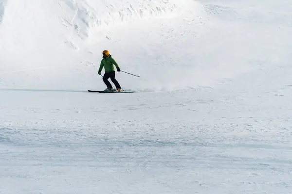 Skifahrer auf der Skipiste — Stockfoto