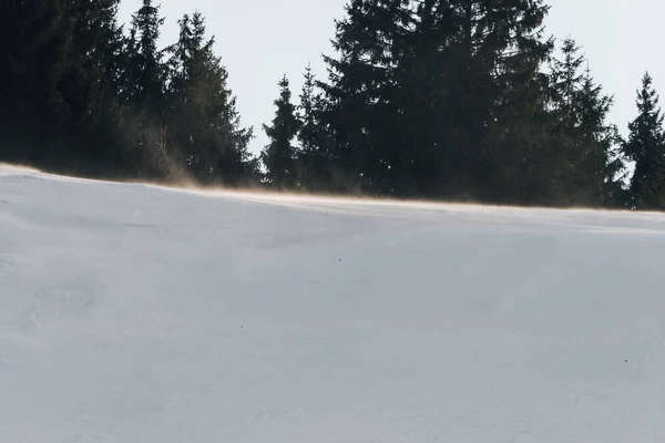 Starke Windböen an der Spitze der Skipiste — Stockfoto