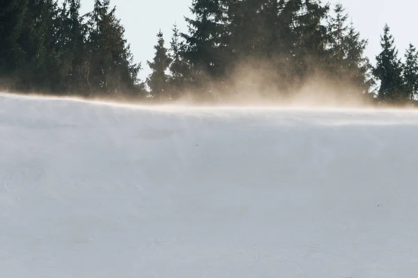 Starke Windböen an der Spitze der Skipiste — Stockfoto