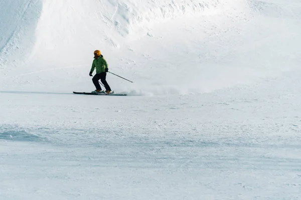 Гірськолижний спуск на лижному схилі — стокове фото
