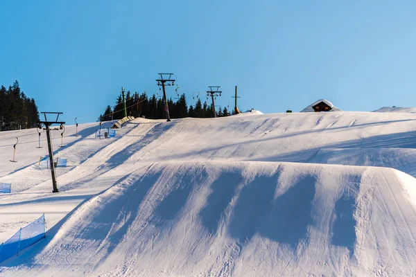 Hermosa vista de la pista de esquí de invierno con mucha nieve y sk — Foto de Stock