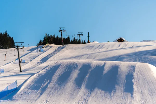 Schöne Aussicht auf die Winterskipiste mit viel Schnee und Schnee — Stockfoto