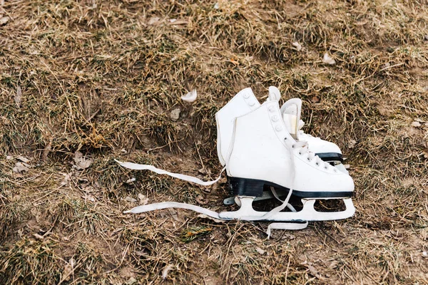 Patins de gelo da senhora branca deitados no chão — Fotografia de Stock
