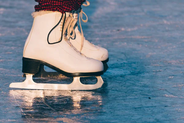 Close-up de mulher patinando no gelo — Fotografia de Stock