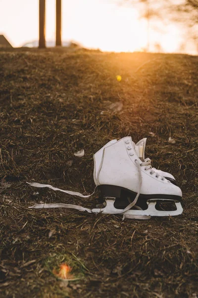 Patins à glace de dame blanche couchés sur le sol — Photo