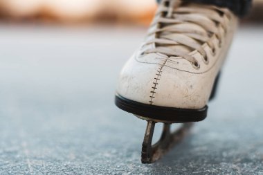 Bir genç kız paten buz donmuş bir göl üzerinde ayakta