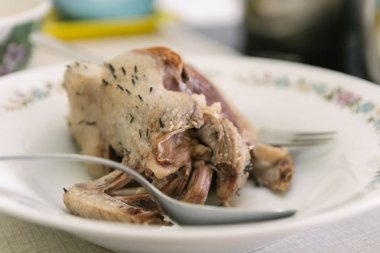 Güvercin tabakta yemek için hazır kızartma