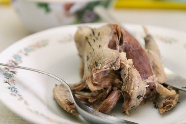 Güvercin tabakta yemek için hazır kızartma