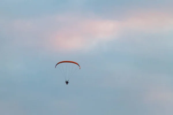 Motorový Paragliding Muž Letící Vysoko Obloze Padákem Motorem Zádech Růžová — Stock fotografie