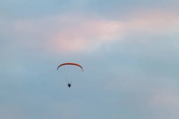 Powered Paragliding Man Flying High Sky Parachute Engine His Back — Stock Photo, Image