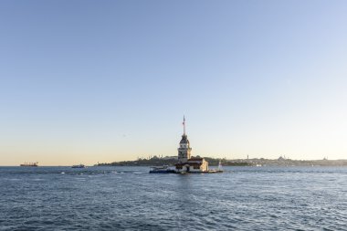 Kız Kulesi Istanbul'da Boğaz'ın denizde