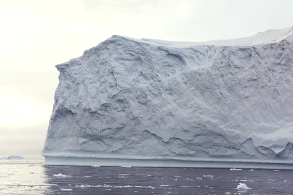 Enormi iceberg si trovano sull'oceano Artico in Groenlandia — Foto Stock