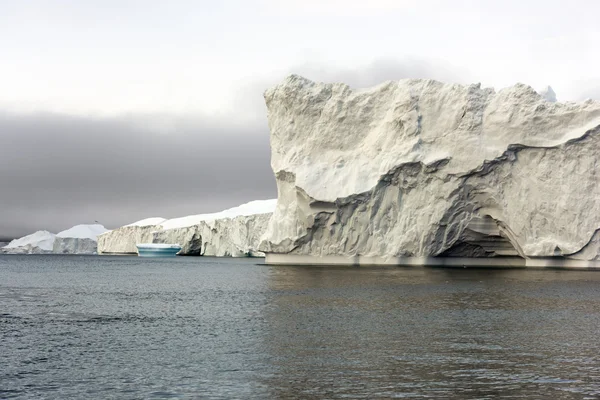 Grandes icebergs en el Océano Ártico, Groenlandia. mayo 16, 2016 —  Fotos de Stock