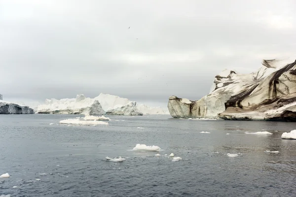 Inuit's town Ilulissat and icebergs, Greenland — Stock Photo, Image