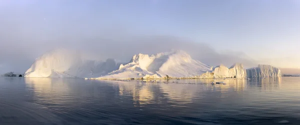 Icebergs están en el océano Ártico en Groenlandia — Foto de Stock
