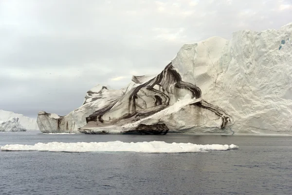 Enormes icebergs en el Océano Ártico en Groenlandia — Foto de Stock