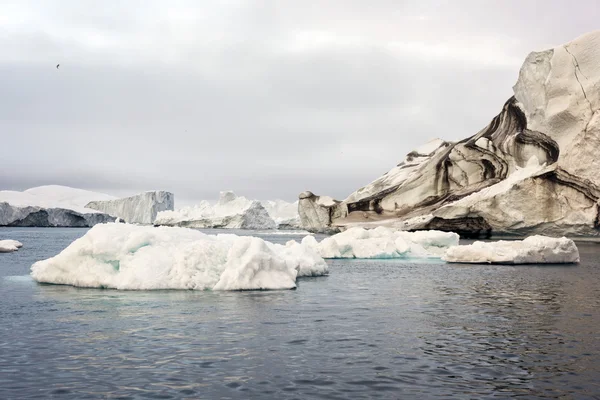 Enormes icebergs en el Océano Ártico en Groenlandia — Foto de Stock