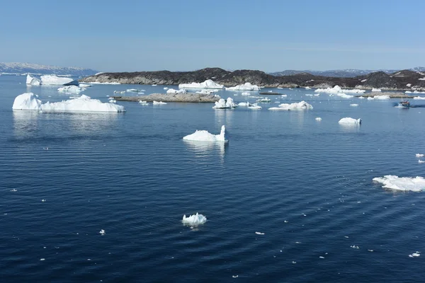 Icebergs enormes no Oceano Ártico na Groenlândia — Fotografia de Stock