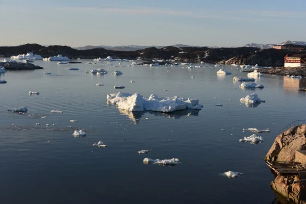 大きな氷山がグリーンランドで日常に溶けています。 — ストック写真