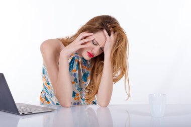 güzel genç kadın iş yerinde